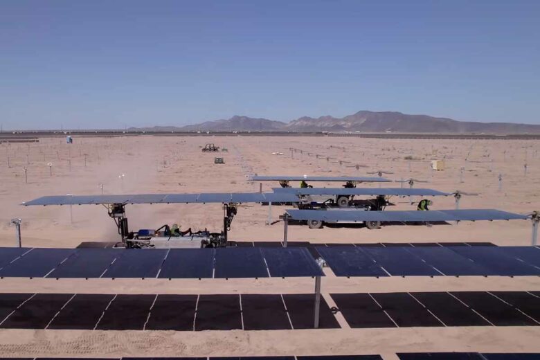 Les rangées de panneaux sont emmenées sur le site pour y être installées.