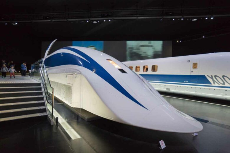 Un train ultramoderne lors d'une exposition au Japon.