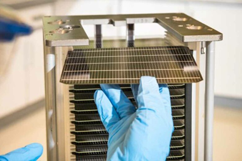 Le rangement de cellules solaires lors de leur production.