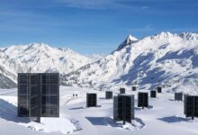 La société Helioplant propose une solution de production d'électricité en montagne grâce à ses panneaux solaires bifaciaux verticaux.