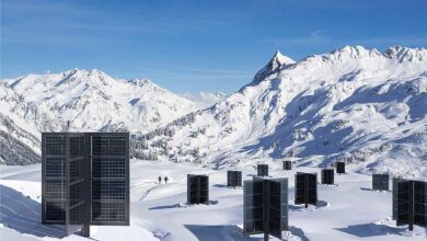 La société Helioplant propose une solution de production d'électricité en montagne grâce à ses panneaux solaires bifaciaux verticaux.