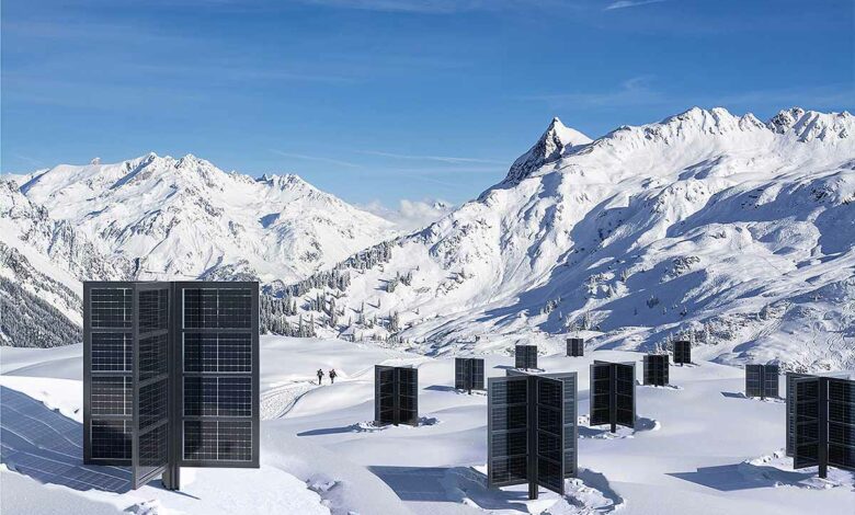 La société Helioplant propose une solution de production d'électricité en montagne grâce à ses panneaux solaires bifaciaux verticaux.