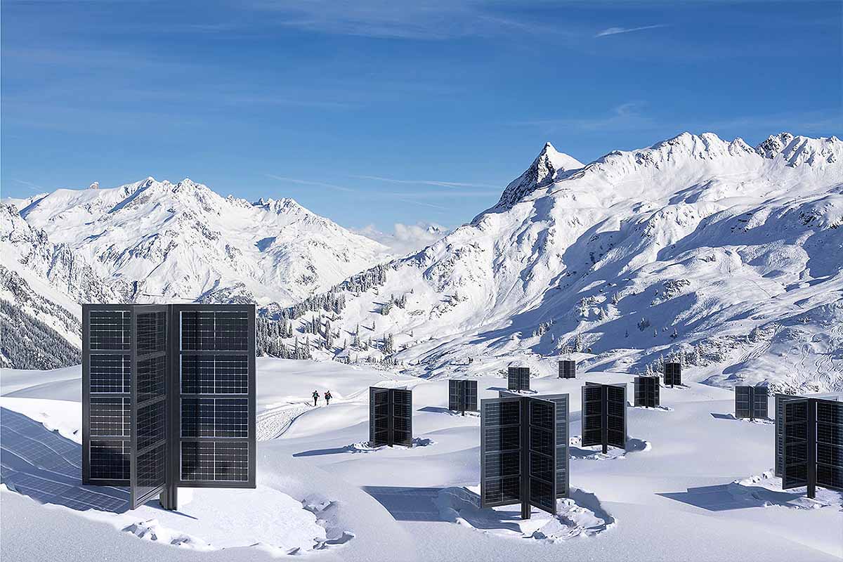 La société Helioplant propose une solution de production d'électricité en montagne grâce à ses panneaux solaires bifaciaux verticaux.