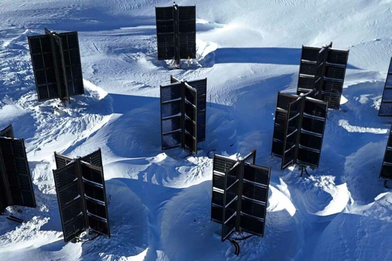 Des panneaux solaires verticaux sur les flancs de montagne.