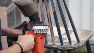 Le sable de cet outil est propulsé grâce à un disque céramique qui tourne à très haute vitesse.