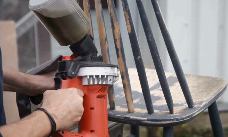Le sable de cet outil est propulsé grâce à un disque céramique qui tourne à très haute vitesse.