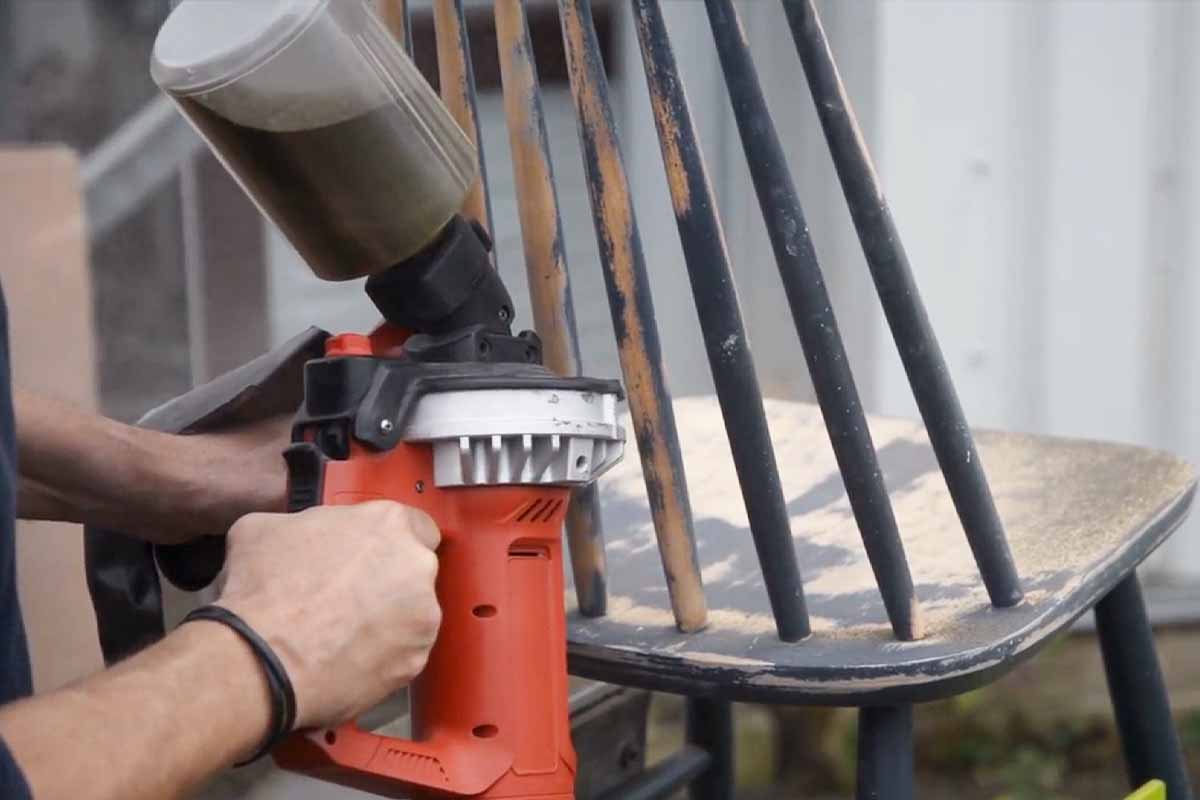 Le sable de cet outil est propulsé grâce à un disque céramique qui tourne à très haute vitesse.