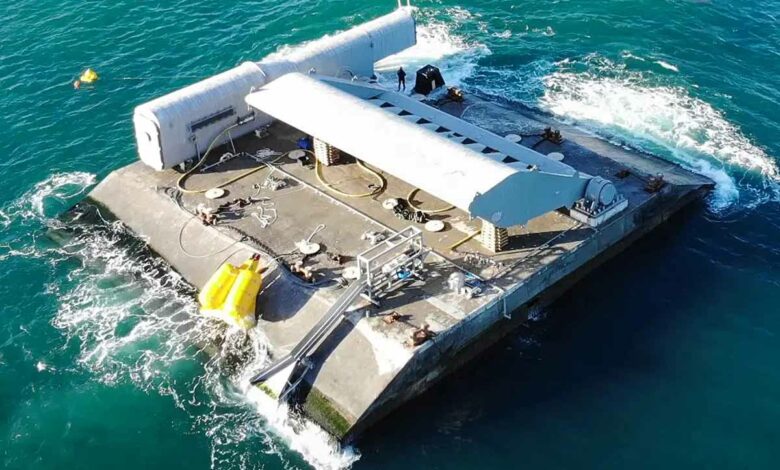Le prototype du WaveRoller de AW Energy lors de son installation sur les cotes du Portugal.