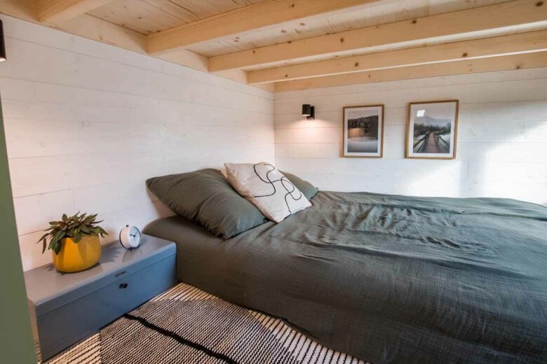 Une chambre avec un couchage de 160×200 cm.
