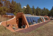 Cette maison autonome est nichée dans les collines de la Forêt-Noire de Colorado Springs.
