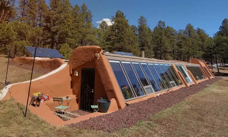 Cette maison autonome est nichée dans les collines de la Forêt-Noire de Colorado Springs.