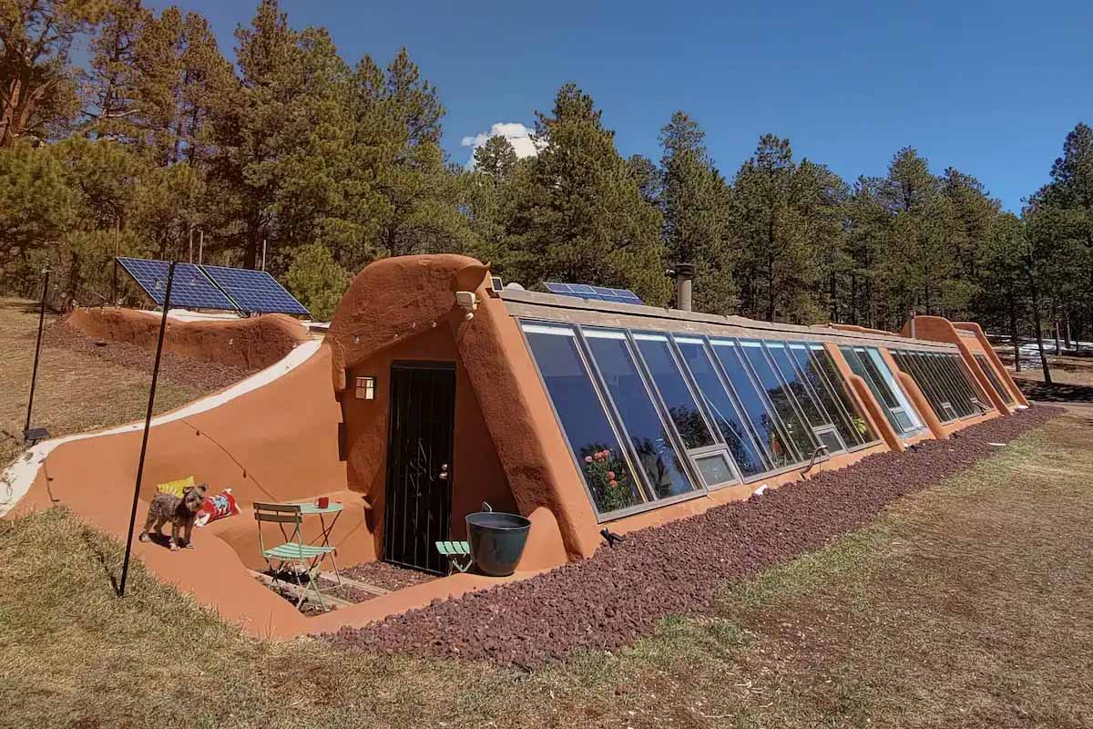 Cette maison autonome est nichée dans les collines de la Forêt-Noire de Colorado Springs.