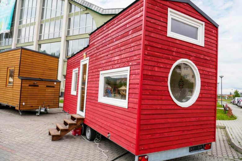 Une adorable tiny house en bois de couleur rouge.