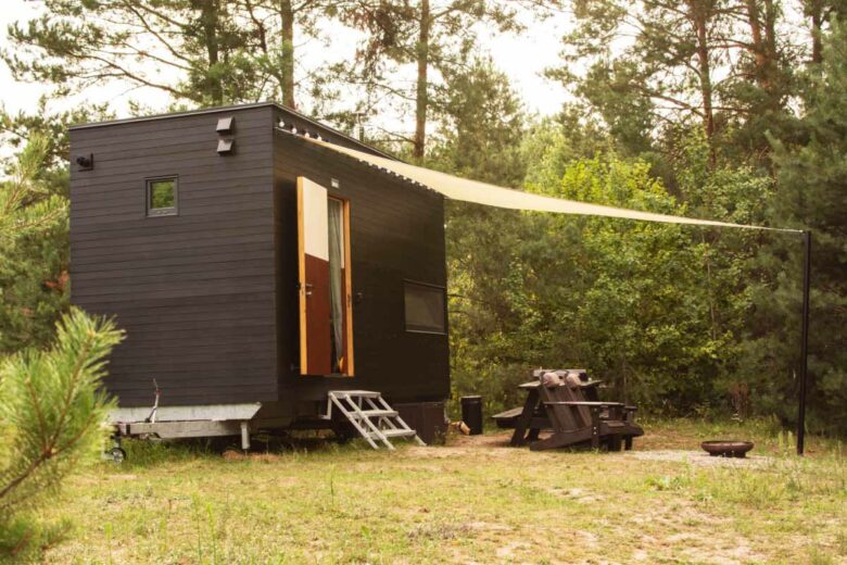 Une tiny house posée dans un coin de nature.