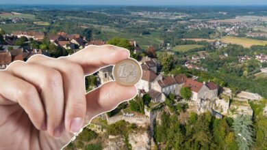 Dans certains villages où la population est partie vers la ville, il existe parfois des maisons proposées à la vente pour le prix d'une baguette de pain.