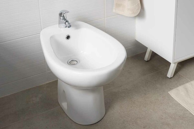 Un bidet dans une salle de bain pour la toilette intime.