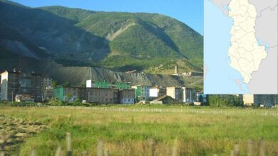 Une partie de la ville de Bulqizë et sa mine de chrome en Albanie.