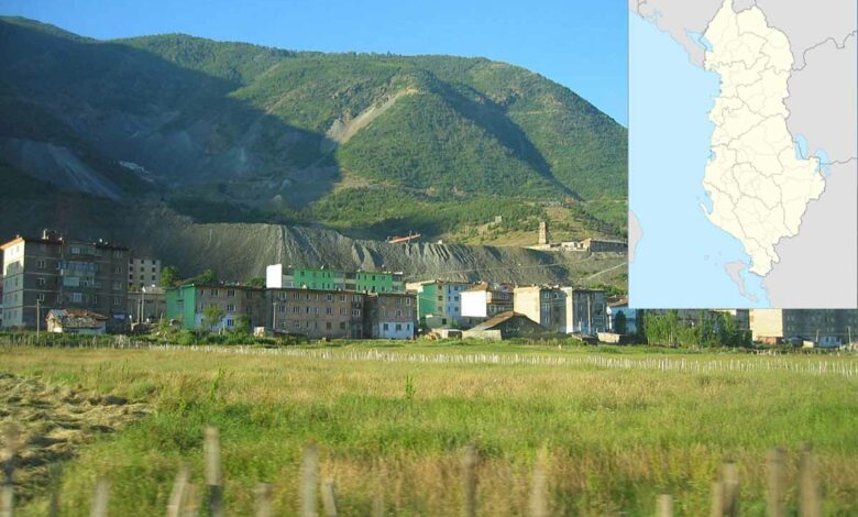 Une partie de la ville de Bulqizë et sa mine de chrome en Albanie.