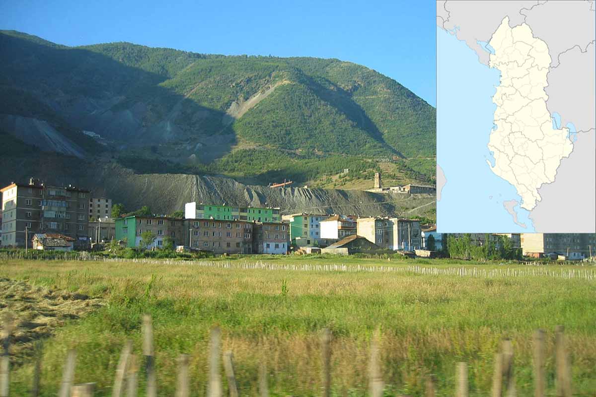 Une partie de la ville de Bulqizë et sa mine de chrome en Albanie.