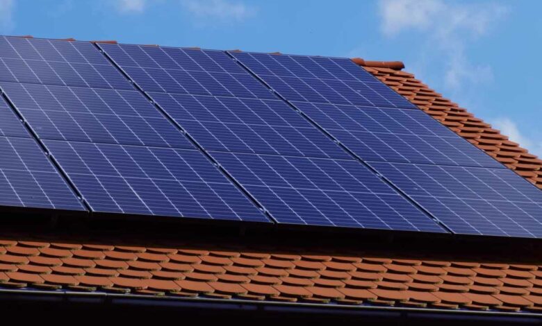 Selon une étude, la température sous le toit serait plus fraiche au niveau des panneaux photovoltaïques.