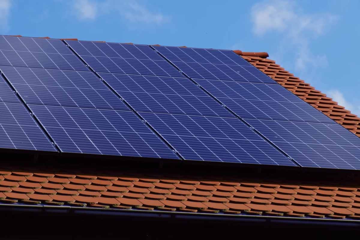 Selon une étude, la température sous le toit serait plus fraiche au niveau des panneaux photovoltaïques.