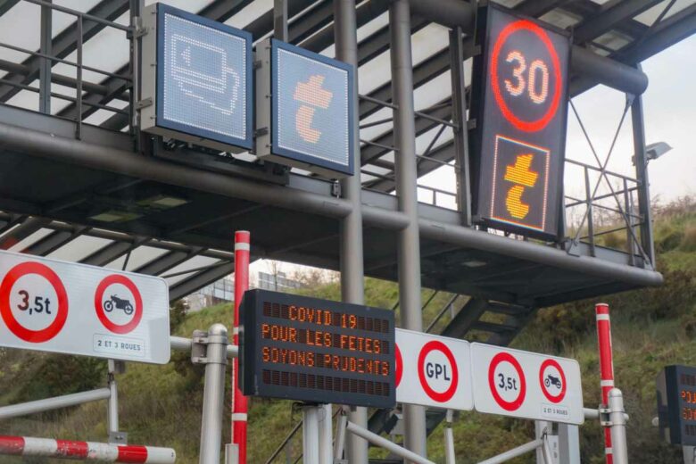 Un péage sur une autoroute.