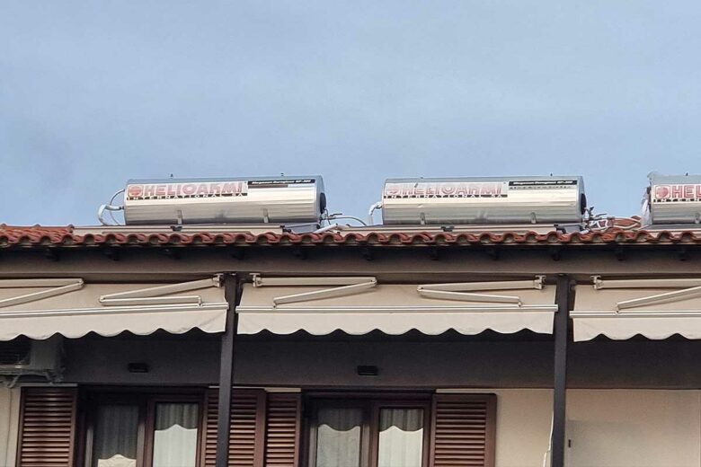 Plusieurs chauffe-eau solaires installés sur une toiture.