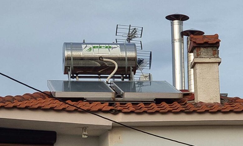 Un chauffe-eau solaire à thermosiphon.