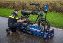 Les policiers néerlandais déploient des bancs d'essai pour contrôler les vélos électriques modifiés.