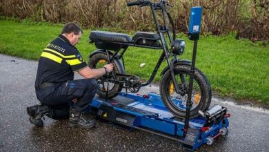 Les policiers néerlandais déploient des bancs d'essai pour contrôler les vélos électriques modifiés.