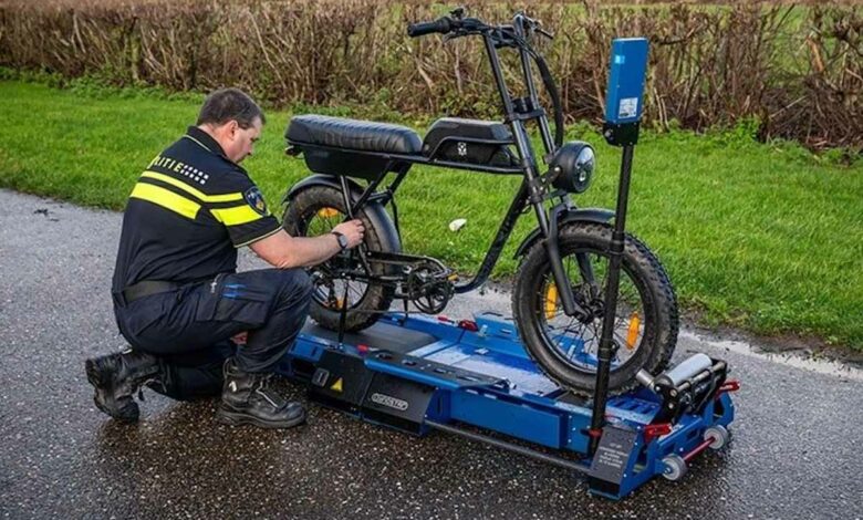 Les policiers néerlandais déploient des bancs d'essai pour contrôler les vélos électriques modifiés.