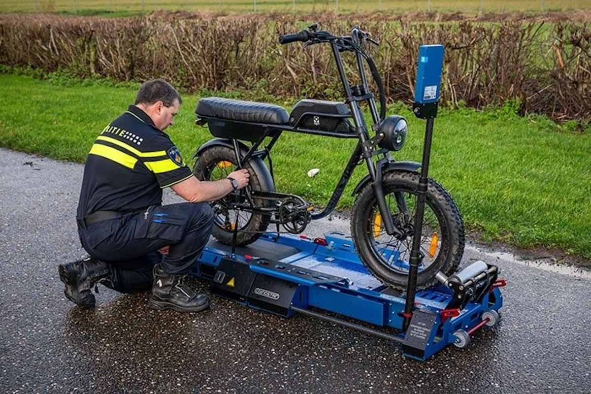 Les policiers néerlandais déploient des bancs d'essai pour contrôler les vélos électriques modifiés.