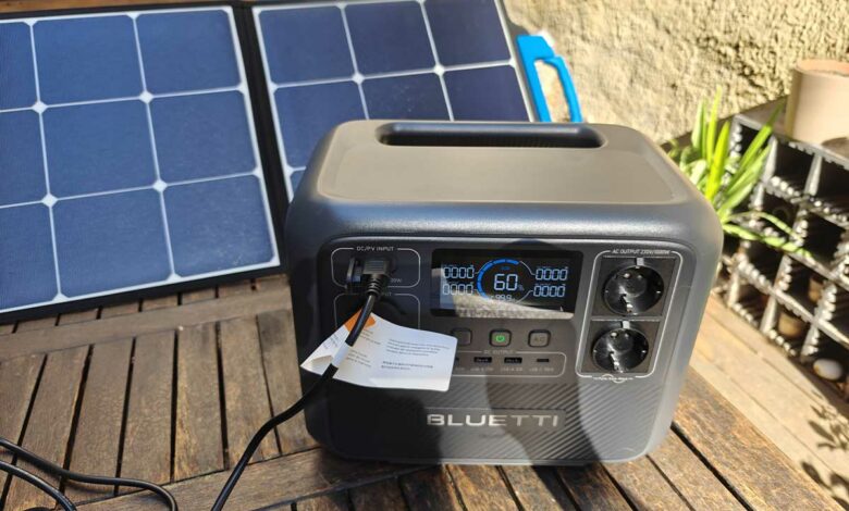 La station portable connectée à un panneaux solaire pliant.