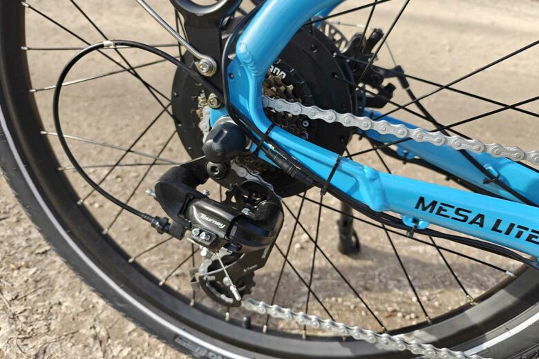 Un dérailleur Shimano à sept vitesses fabriqué en alliage d'aluminium.