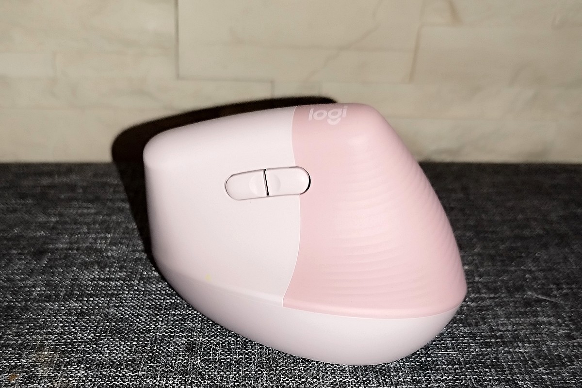 Logitech Lift : la souris ergonomique certifiée pour un confort optimal.