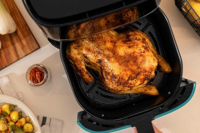 Un poulet rôti cuisiné dans un airfryer.