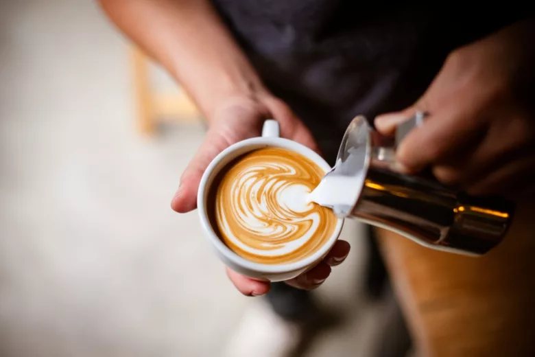 Réalisation d'un flat white par un barista.