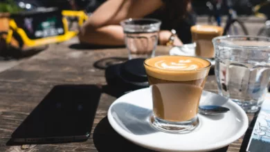 Un flat white en terrasse pour profiter des premiers rayons de soleil.