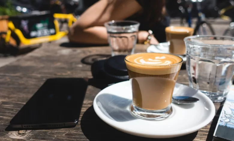 Un flat white en terrasse pour profiter des premiers rayons de soleil.