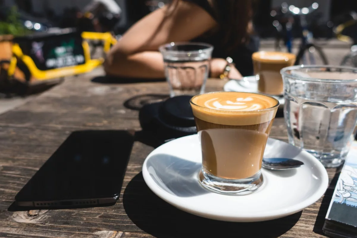 Un flat white en terrasse pour profiter des premiers rayons de soleil.