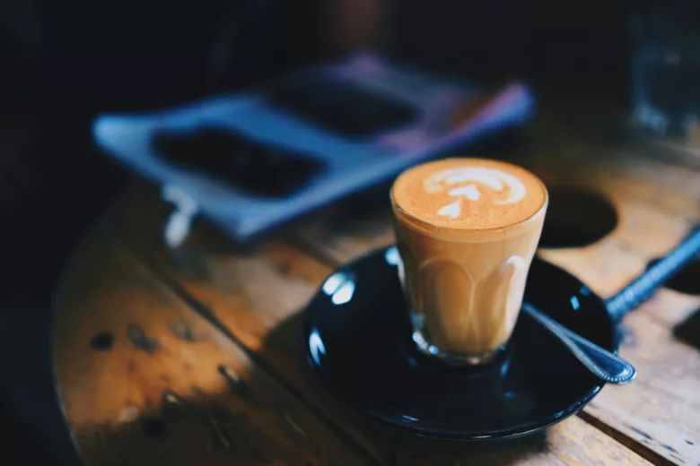 Dégustation d'un flat white .