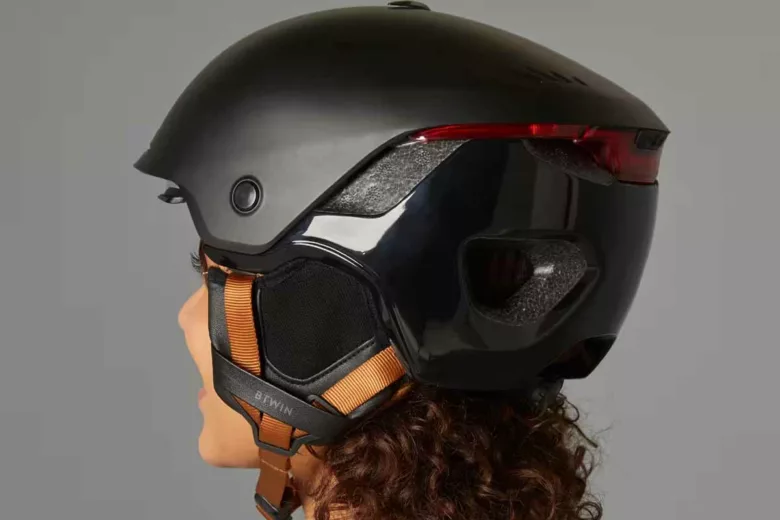 Un casque qui intègre un système d'éclairage arrière.