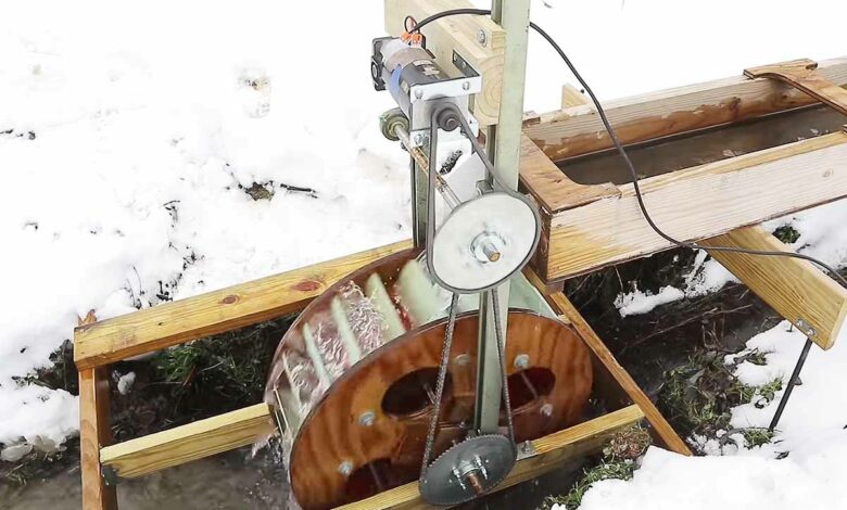 Il fabrique une centrale hydroélectrique lui-même.