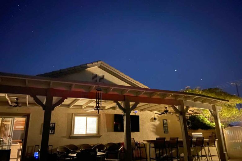 Une pergola recouvrant une terrasse.