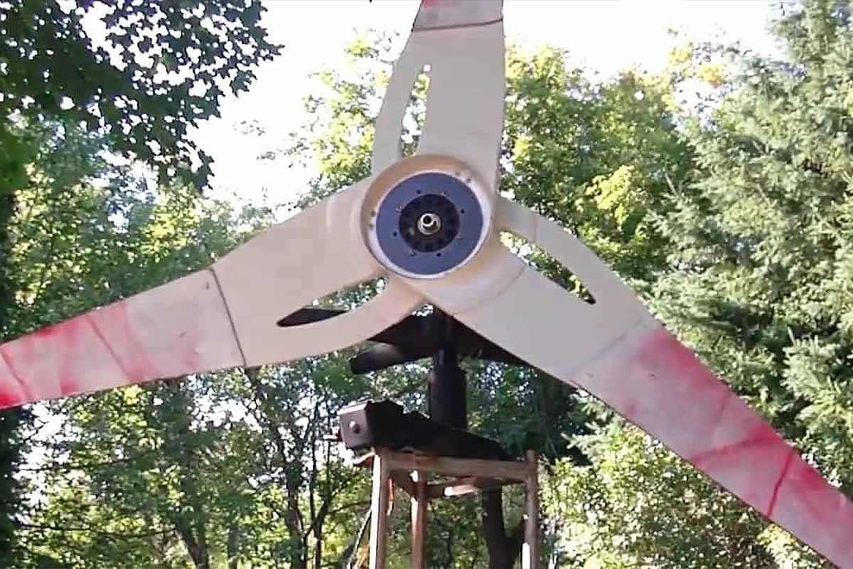 Il créé une éolienne domestique à partir d'un ventilateur de plafond.