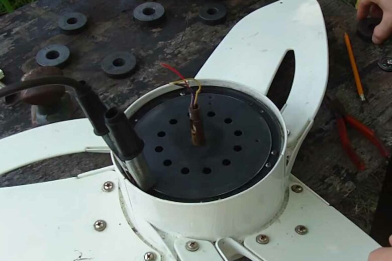 Une pièce de tôle ronde est soudée à l'arrière du ventilateur pour y ajouter les aimants.