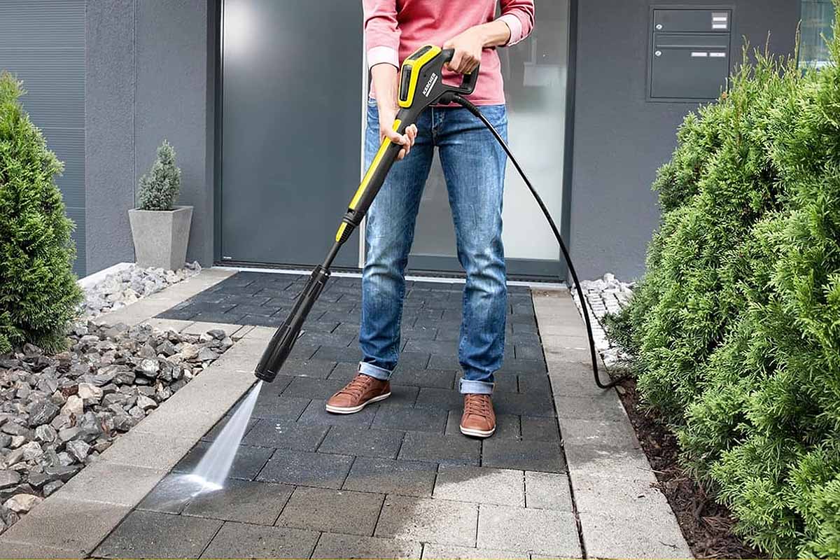 Un nettoyeur haute pression pour vous occuper de votre terrasse ou votre entrée.