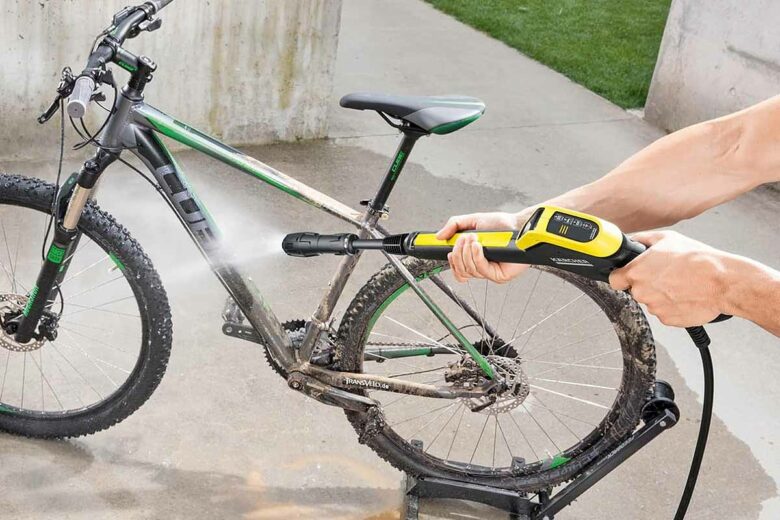 Un bon coup de propre sur votre VTT avec un nettoyeur haute pression.