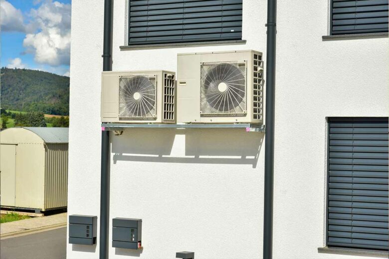 L'installation d'une pompe à chaleur sur la façade d'un immeuble nécessite des autorisations préalables.