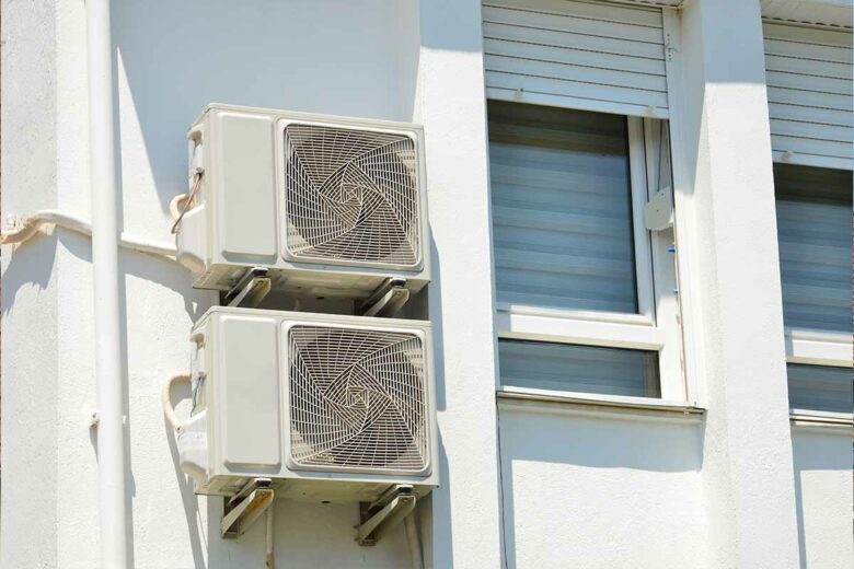 Des pompes à chaleur installées sur un immeuble.